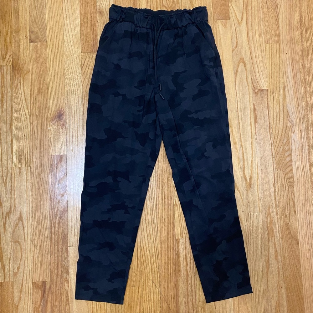 lululemon On the Fly 7/8 Camo Pants | size 6